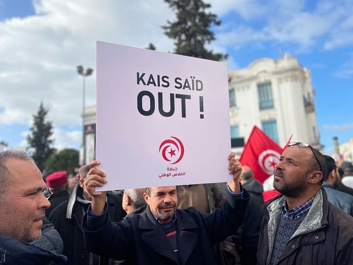 Tunisie: Des centaines d'opposants manifestent pour exiger le "départ" de Saïed