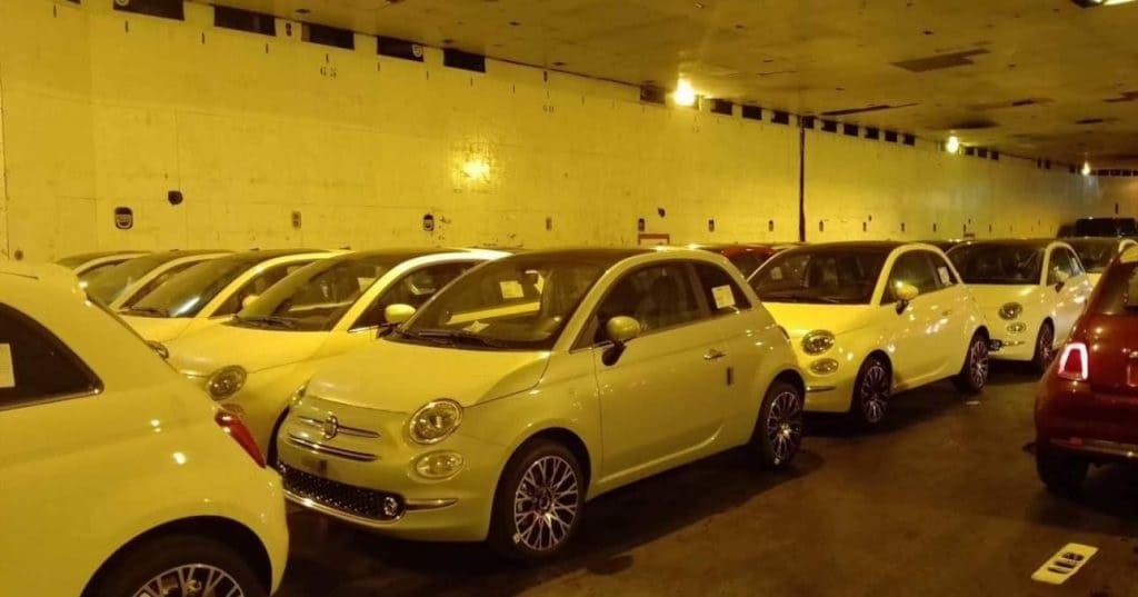 Les premières voitures Fiat 500 arrivent au port de Mostaganem