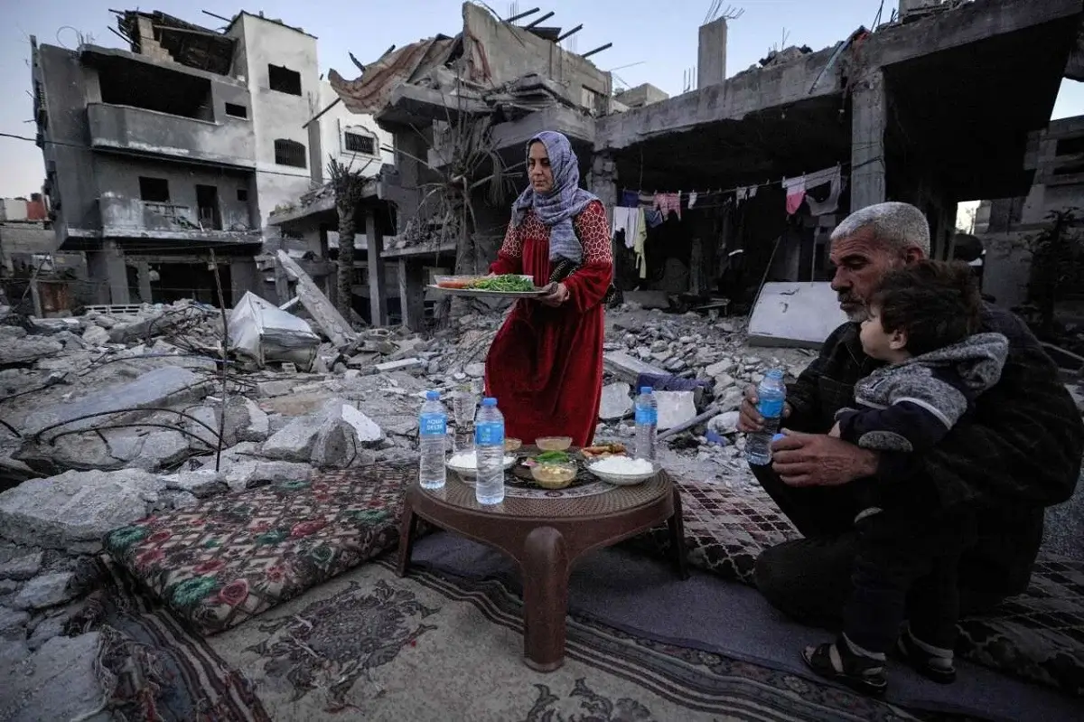 Les habitants de Ghaza rompent le jeûne au milieu des décombres et des ruines