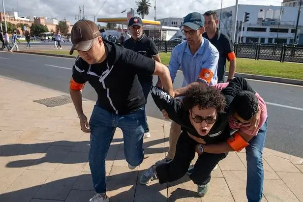 Au Maroc, La brutalité policière face à la colère de la rue