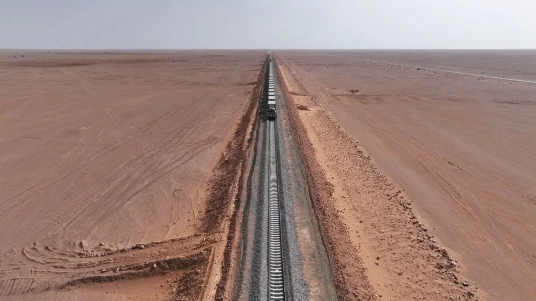 Un moment historique : le fer de Gara Djebilet arrive à Béchar
