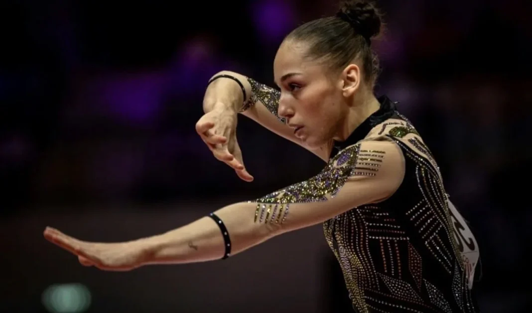 Kaylia Nemour en or à Bakou