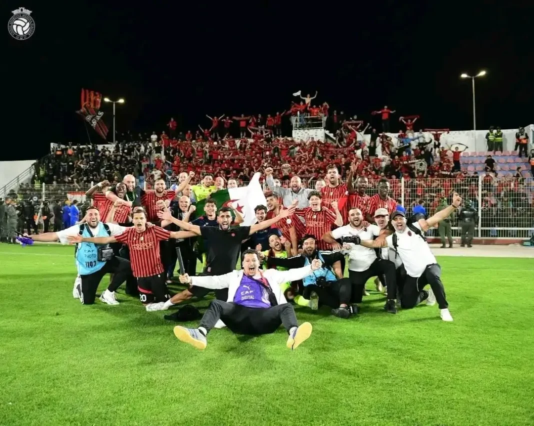 L’USMA défie le chaos et rejoint la finale