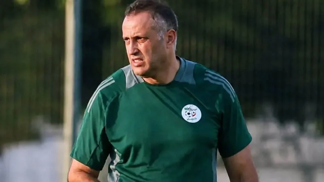Hemdani aux commandes des Verts, épaulé par Antar Yahia at Moussa Saïb
